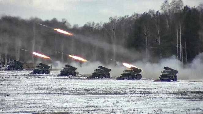 Une capture d’écran d’une vidéo diffusée par le ministère russe de la défense montre les exercices militaires russo-biélorusses en cours dans la région biélorusse de Brest, frontalière de l’Ukraine, le 4 février 2022.