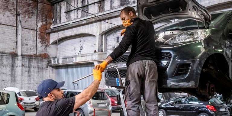 Le garage MobiHub, a la Courneuve en Seine Saint Denis, emploie et forme des anciens mecaniciens de rues, souvent des hommes migrants sans papier, afin de les aider a trouver un emploi perenne. Le garage propose aussi des tarifs sociaux a ses clients. La Courneuve, le 2 juillet 2020. *** Local Caption *** 93 Seine Saint Denis aide aider association auto automobile economie entrepreunariat social et solidaire formation former garage insertion la courneuve mecanicien mecanique reparer reviser revision societe solidarite travail travail social