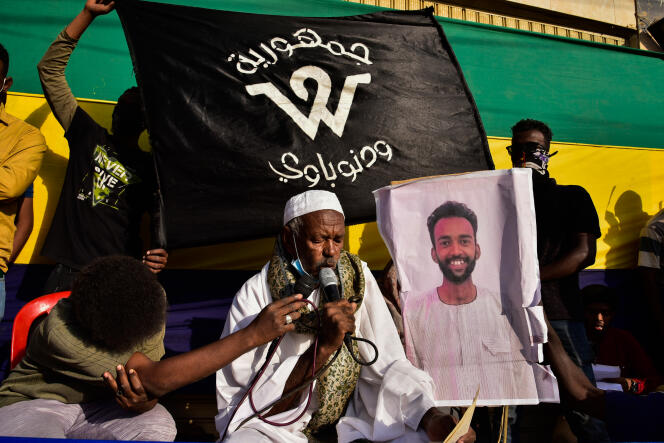 L'oncle de Mohammed Yousif prend la parole lors d'une manifestation en hommage à son neveu martyr, le 3 février 2022, dans le quartier de Wood Nawboy, à Khartoum, au Soudan.