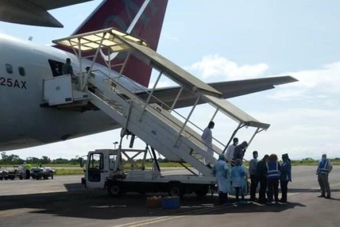 Des Camerounais menottés descendent d’un avion américain rapatriant des personnes expulsées, à Douala, le 14 octobre 2020.