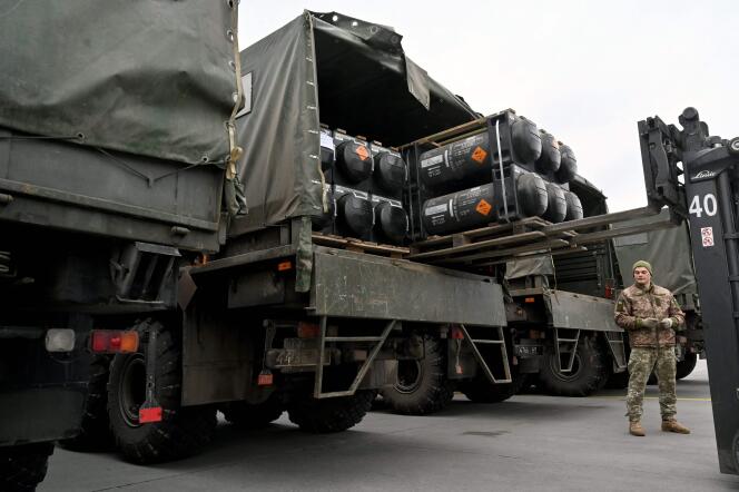 Des militaires ukrainiens chargent un camion avec un lance-missiles antichar fourni par les Etats-Unis, à Kiev, le 11 février 2022.