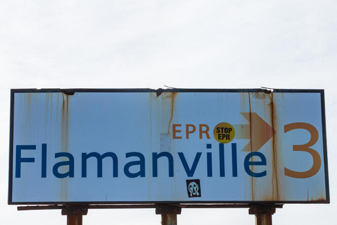 Un panneau à l’entrée de la centrale nucléaire de Flamanville (Manche), le 18 janvier 2022.