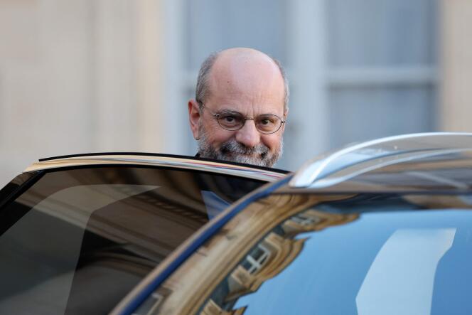 Le ministre de l’éducation nationale, Jean-Michel Blanquer, quitte le palais de l’Elysée après le conseil des ministres, à Paris, le 8 février 2022.