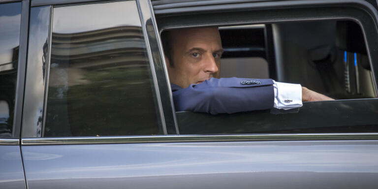 Après son investiture, le nouveau président de la république, Emmanuel Macron, est reçu à la Mairie de Paris par la maire Anne Hidalgo, dimanche 14 mai 2017