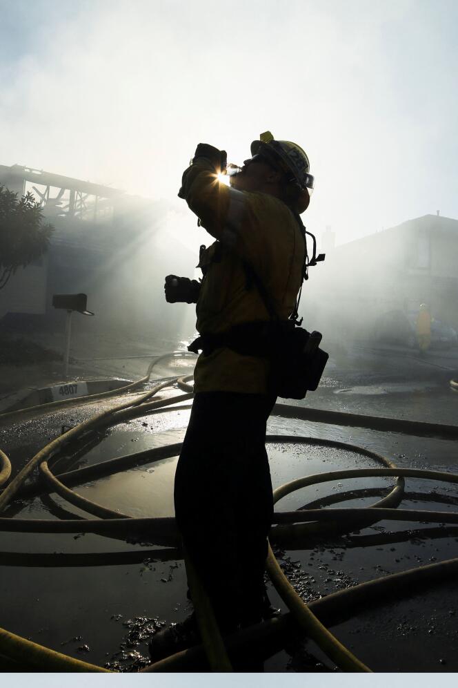 Un pompier s’hydrate, à Whittier (Californie), alors que les températures extérieures atteignent les 32 degrés Celsius, le 10 février 2022