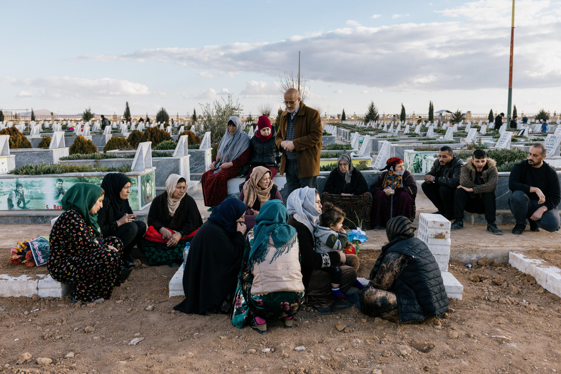 Dans le cimetière des martyrs, situé à quelques kilomètres de la ville d’Hassaké, en Syrie, le 10 février 2022. Le jeudi, les familles viennent se recueillir.