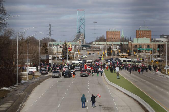 Der Damm am Eingang zur Ambassador Bridge in Windsor, Ontario, Kanada, 12. Februar 2022.