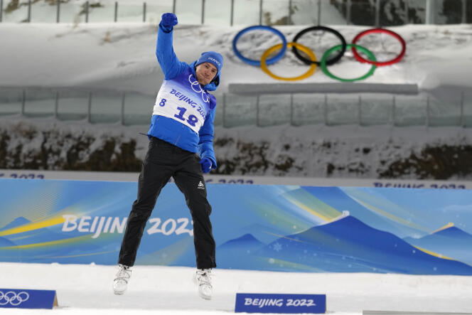 Le biathlète Quentin Fillon Maillet, sur le podium, célèbre sa médaille d’argent après le sprint aux JO de Pékin, le 12 février.