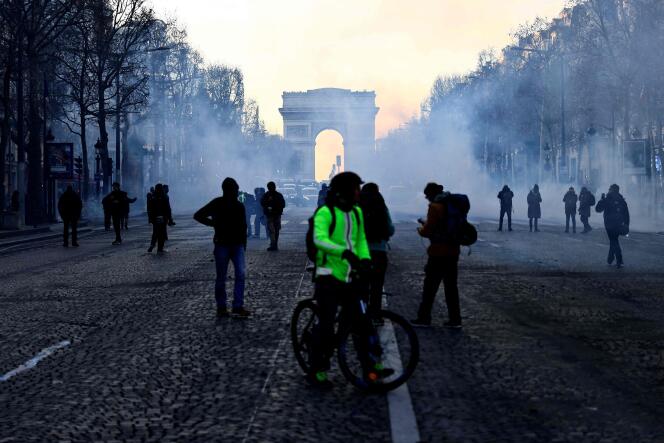 Des manifestants, à Paris, le 12 février.