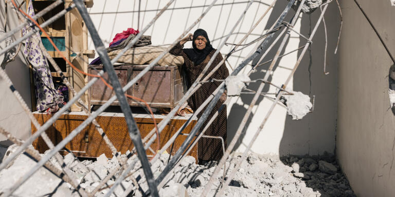 Syrie, Nord-Est, ville de Hassaké. Quartier de Ghwaryan. Maisons détruites lors des combats. les habitants affirment que les FDS (forces démocratiques syriennes) ont détruit leur maison au bulldozer pour chasser les fugitifs de l'Etat Islamique. Une habitante dans son ancien salon.