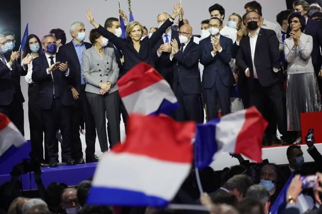 Valérie Pécresse rejoint par les ténors de sa formation politique à l’issue de son discours, le 13 février, au Zénith de Paris.