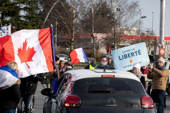 Les participants du « convoi de la liberté » agitent des drapeaux canadiens et français, devant le mémorial canadien de Vimy, le 13 février 2022.