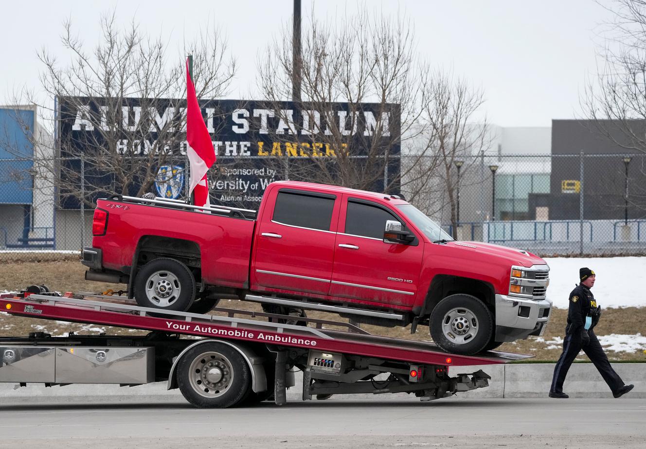 Kanadyjskie organy ścigania holują pojazd na Ambassador Bridge w Windsor, Ontario, 13 lutego 2022 r.