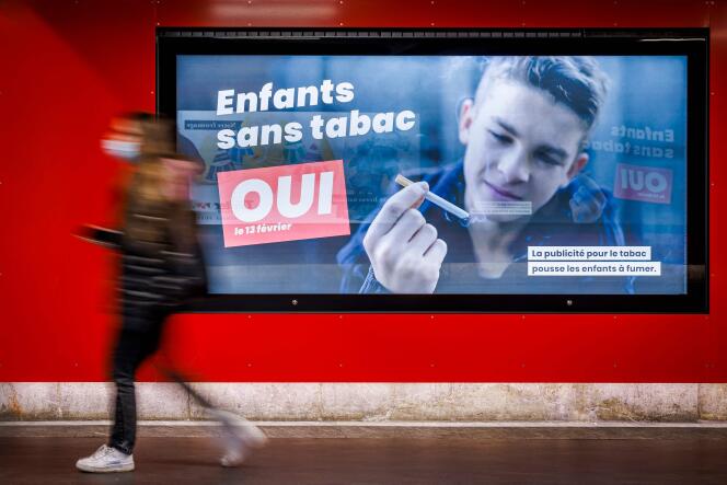 Une affiche électorale prônant l’interdiction de la publicité pour le tabac, à Lausanne, en Suisse, le 8 février 2022