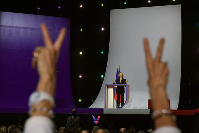 Ein Aktivist macht das V für den Sieg während des Treffens von Valérie Pécresse im Zénith de Paris am 13. Februar 2022.