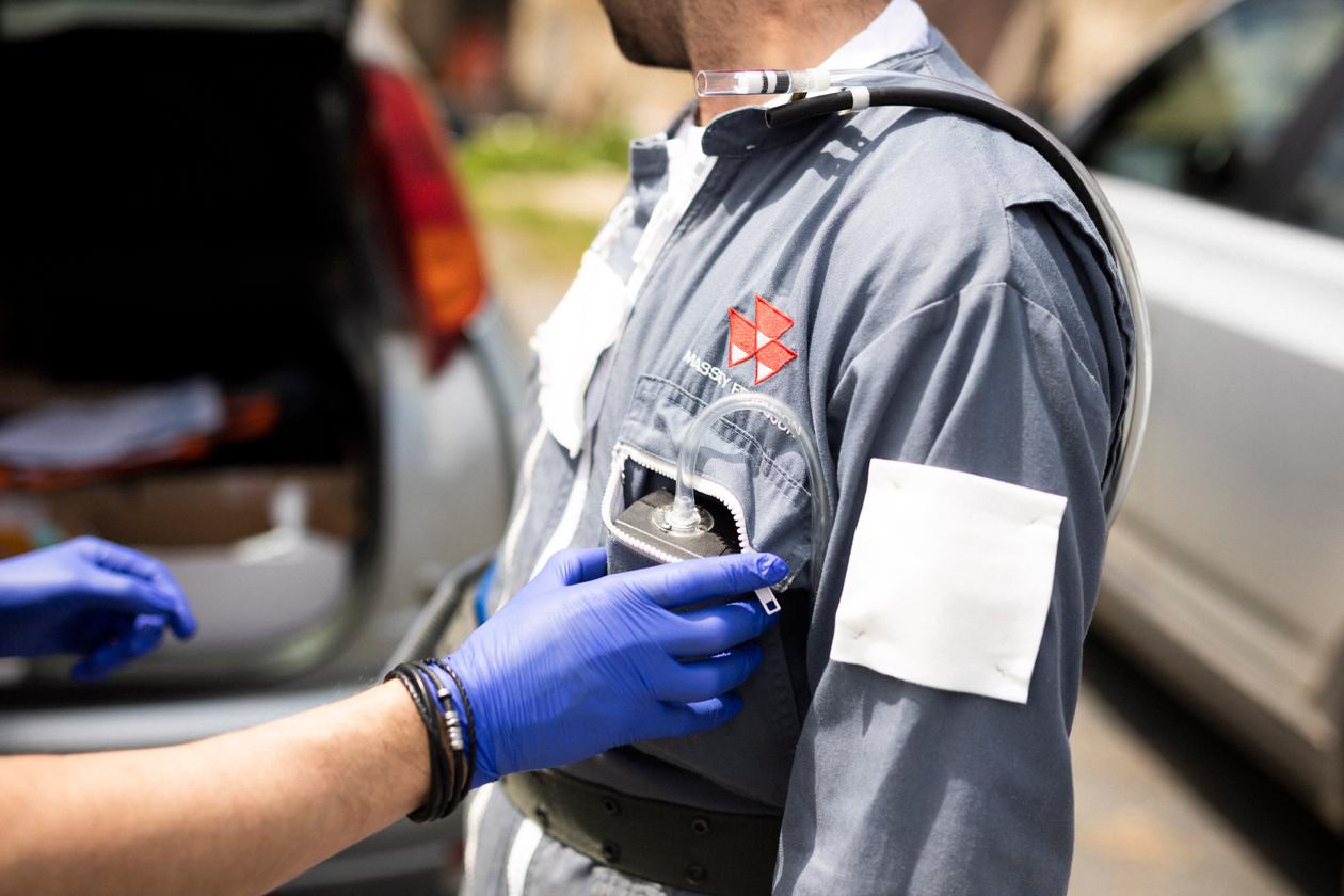Le technicien de recherche a fixé des patchs sur et sous la combinaison de Jean-Baptiste Lefoulon, qui permettront de capter les particules de pesticides, à Lingèvres (Calvados), en mai 2021.