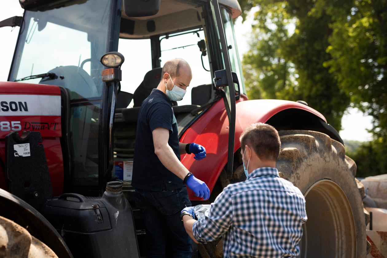 Yannick Lecluse et Jérémie Le Goff font des prélèvements à l’intérieur de la cabine du tracteur de Jean-Baptiste Lefoulon, à Lingèvres (Calvados), en mai 2021.