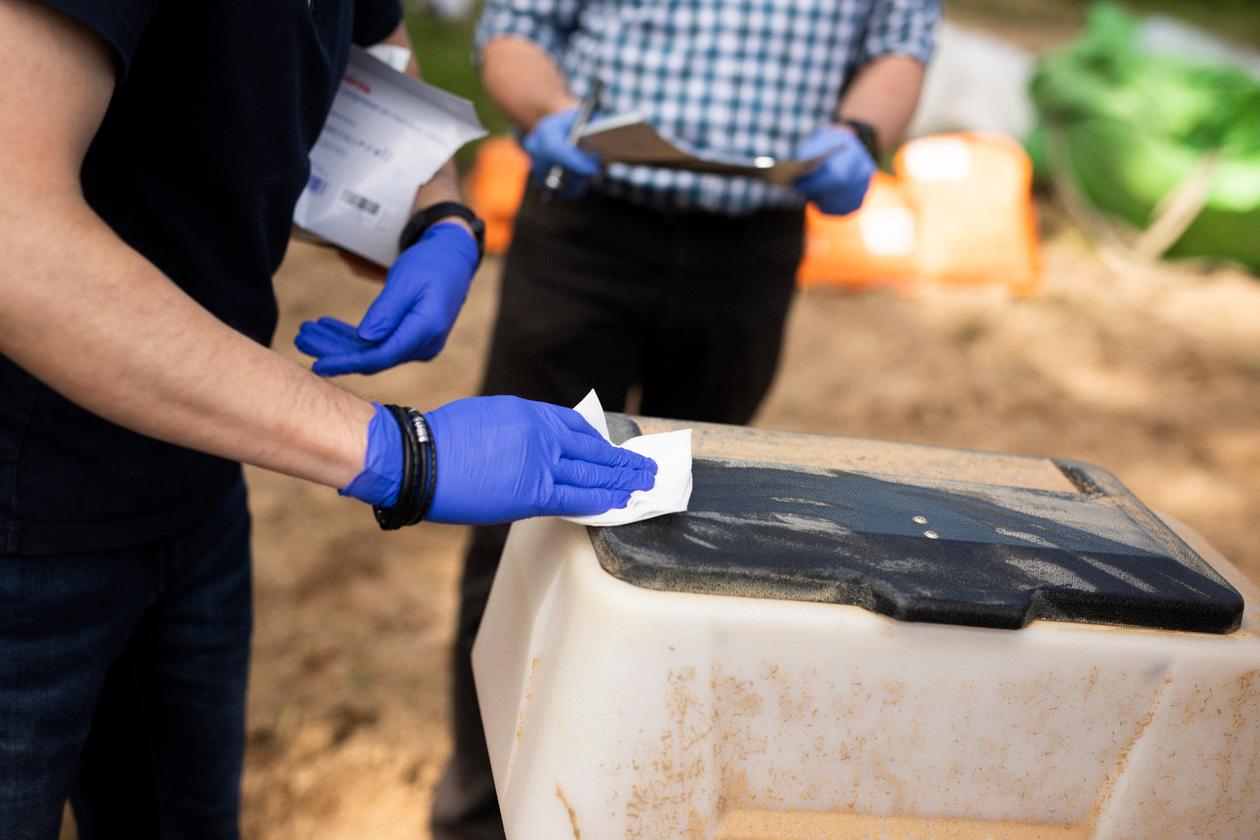 Prélèvements sur le semoir de Jean-Baptiste Lefoulon, dans le cadre de l’étude Pestexpo, à Lingèvres (Calvados), en mai 2021.