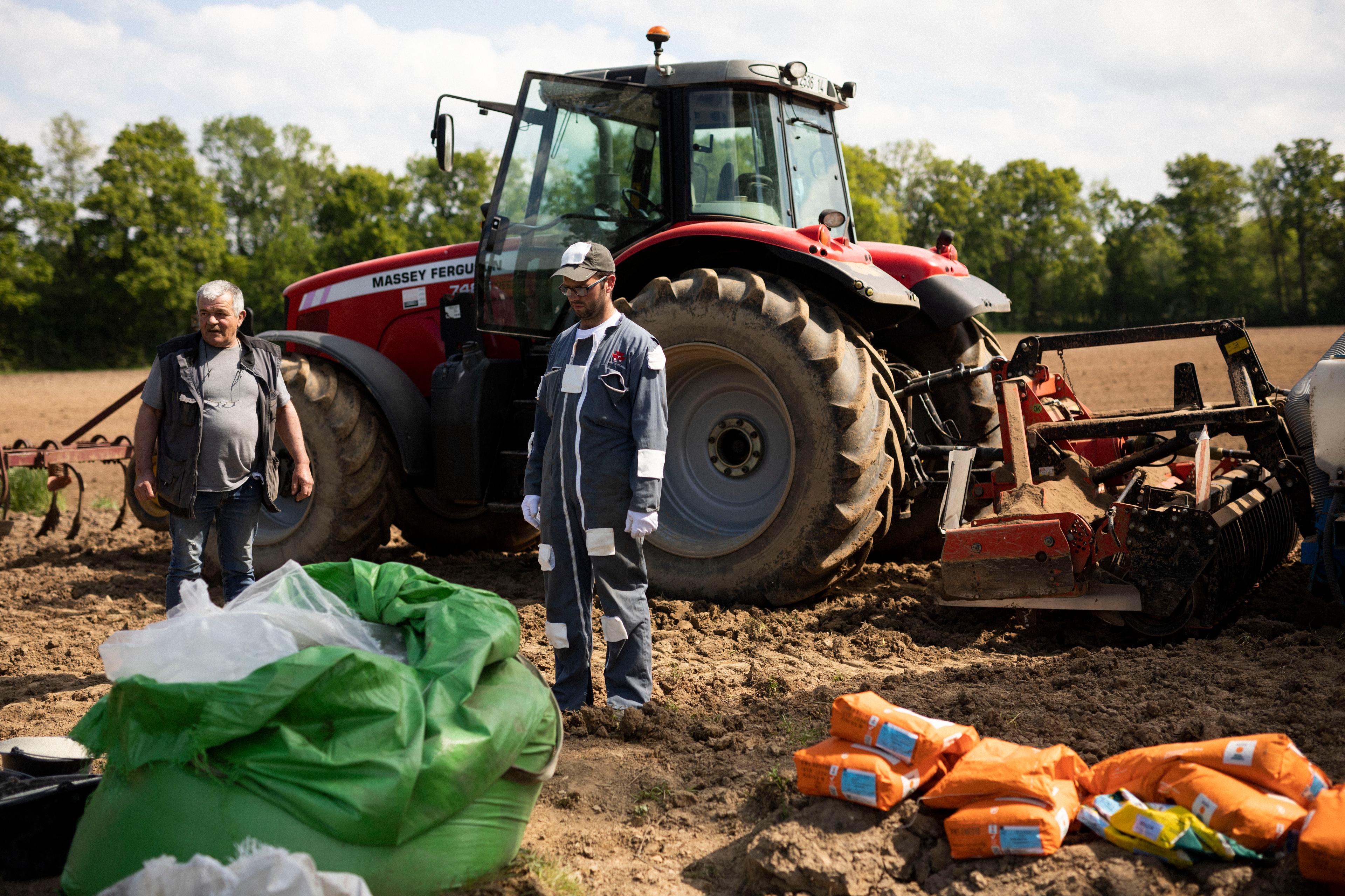 Jean-Baptiste Lefoulon cultive céréales et maïs sur cent hectares et élève 140 vaches laitières, avec son père Didier, à gauche sur la photo. A Lingèvres (Calvados), en mai 2021.