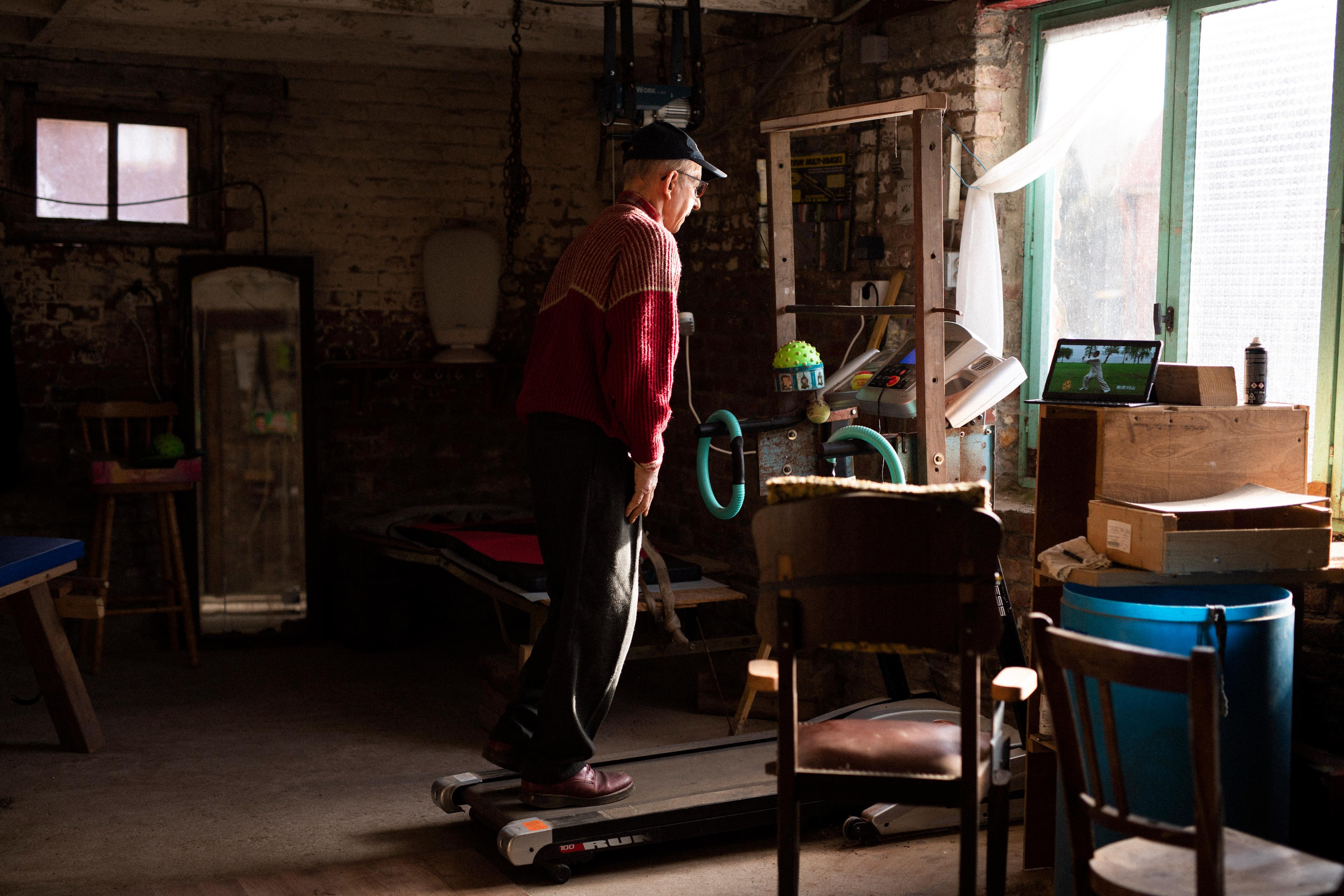 Afin d’enrayer la progression de la maladie de Parkinson, Bernard Blanquart fait deux heures d’exercices quotidienss. Près de Béthune (Pas-de-Calais), le 22 janvier 2022.