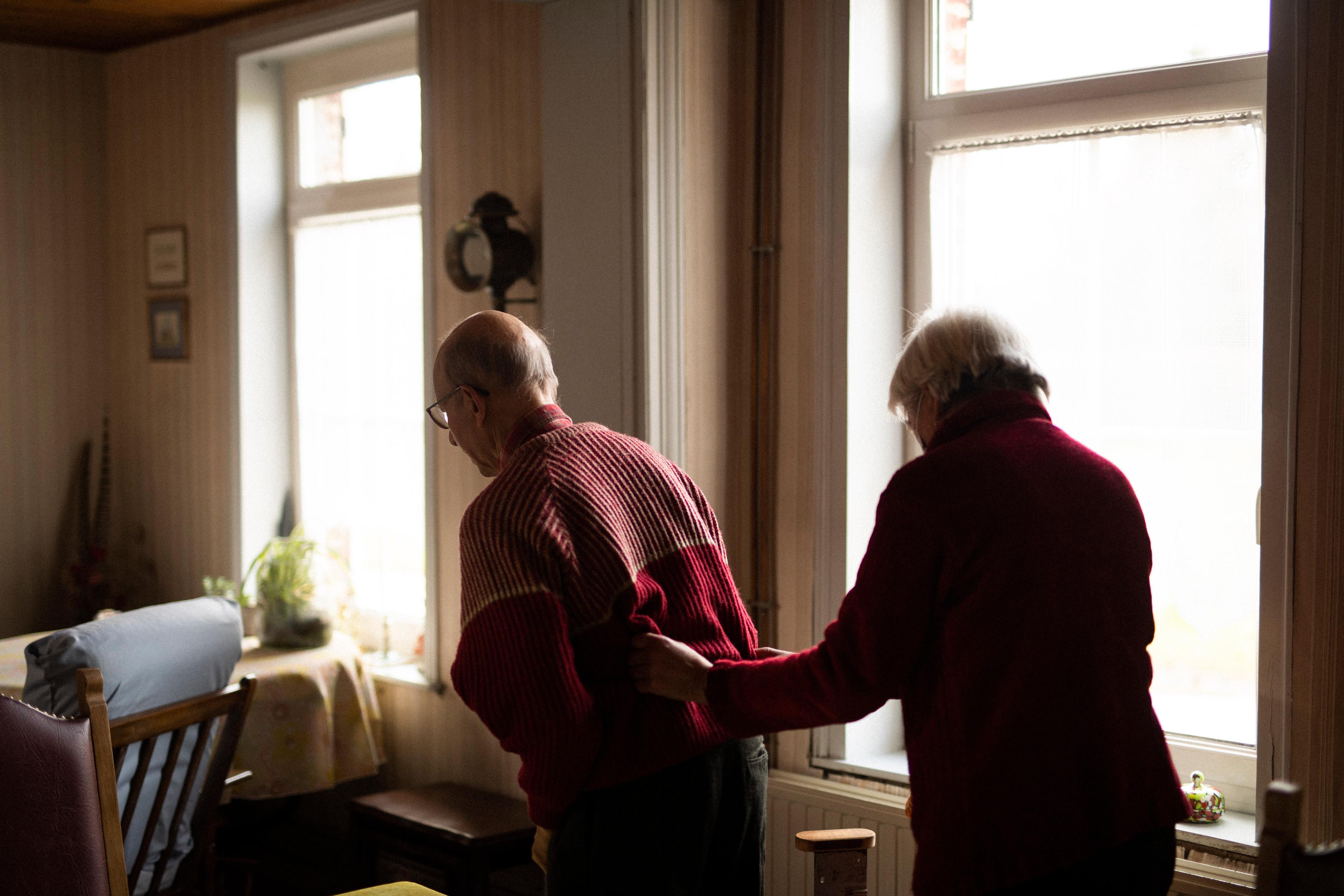 Bernard Blanquart, et sa femme Marie-Josèphe, qui l’assiste au quotidien, chez eux, près de Béthune (Pas-de-Calais), le 20 janvier 2022.
