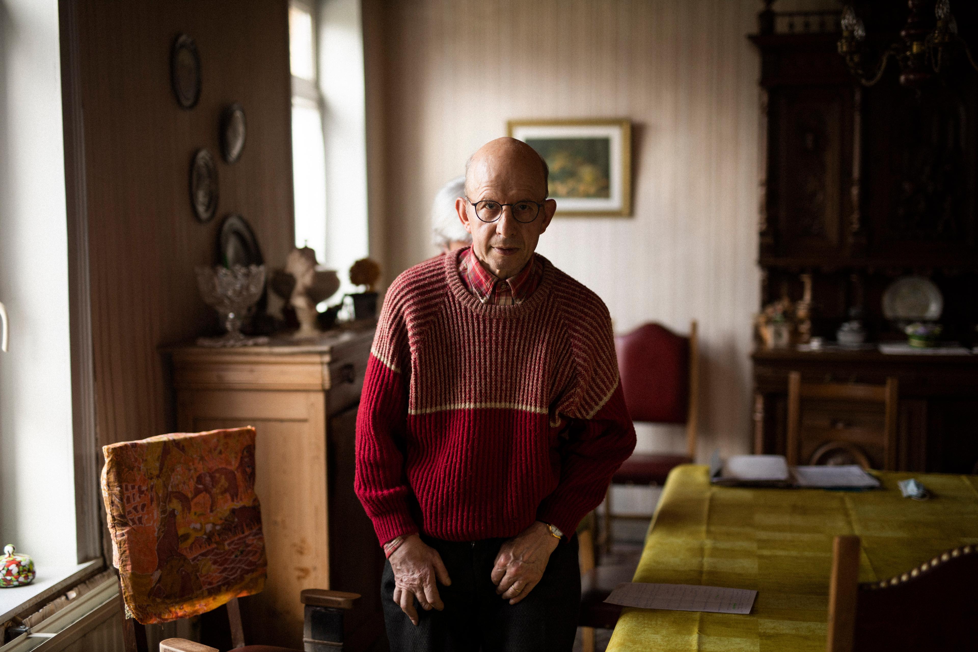 Bernard Blanquart, atteint de la maladie de Parkinson, devant la chaise qu’il a bricolée pour pouvoir se lever plus facilement, chez lui, près de Béthune (Pas-de-Calais), le 20 janvier 2022.