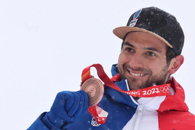 Le Français Mathieu Faivre sur le podium du slalom géant masculin des Jeux olympiques d’hiver de Pékin, à Yanqing, le 13 février 2022.