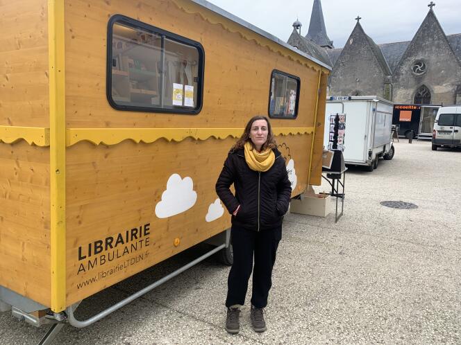 Laurie Fardoit devant sa roulotte-librairie, au marché de Saint-Paterne-Racan (Indre-et-Loire), le 10 février 2022.
