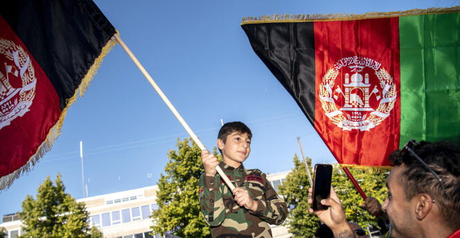 Un enfant agite un drapeau national afghan lors d’un rassemblement à Copenhague, au Danemark, le 22 août 2021.