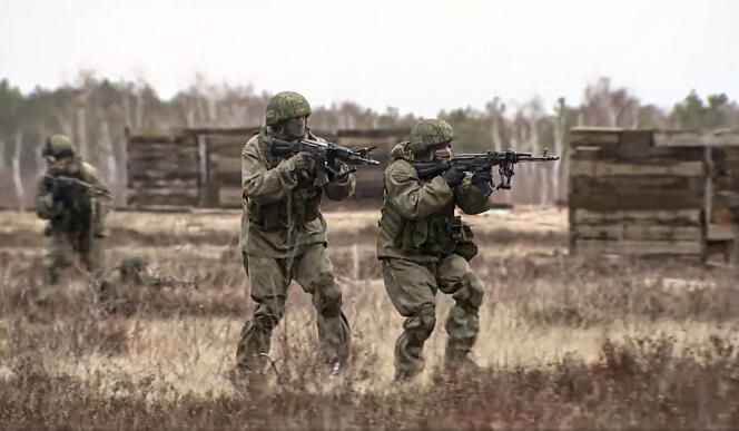 Des soldats russes s’entraînent en Biélorussie, dans une photographie diffusée par le ministère de la défense russe.