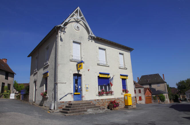 Le bureau de Poste de Coussac-Bonneval (Haute-Vienne), 1 317 habitants, le 9 décembre 2013.