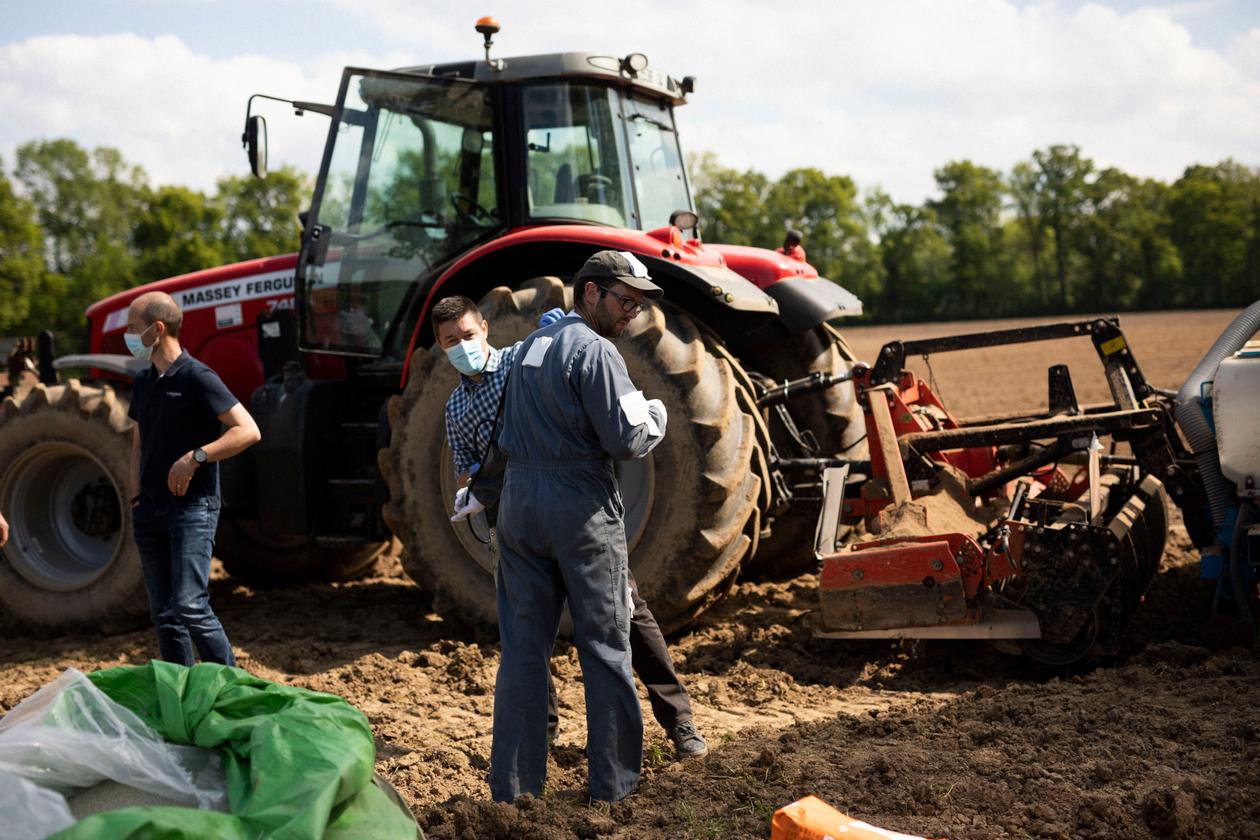 Une fois la parcelle semée les techniciens de recherche – Yannick Lecluse et Jérémie Le Goff  – récupèrent les patchs sur la combinaison de Jean-Baptiste Lefoulon, à Lingèvres (Calvados), en mai 2021.
