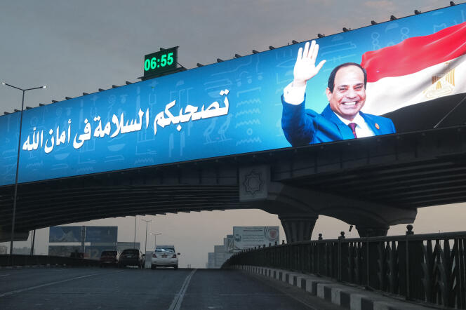 Une immense bannière représentant le président Abdel Fattah Al-Sissi sur un pont d’autoroute, dans le quartier de Nasr City, au Caire, le 15 janvier 2021.