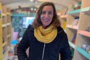 Laurie Fardoit dans sa roulotte-librairie, au marché de Saint-Paterne-Racan (Indre-et-Loire), le 10 février 2022.