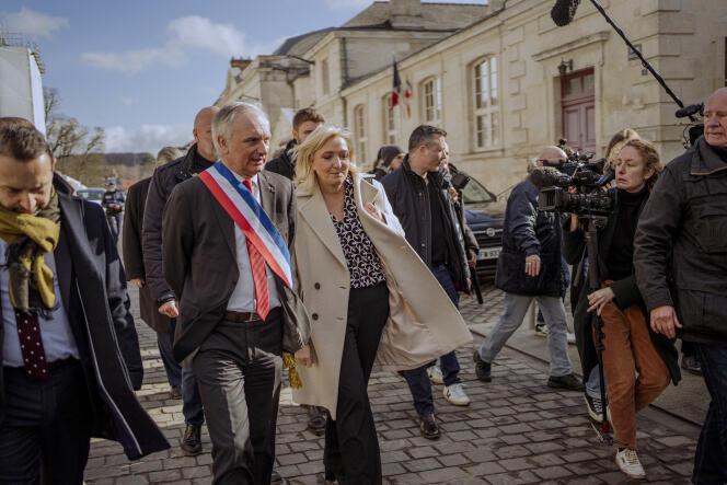 La candidate du Rassemblement national (RN), Marine Le Pen, à Villlers-Cotterêts (Aisne), avec Franck Briffaut, le maire de la commune, également membre du parti d’extrême droite.