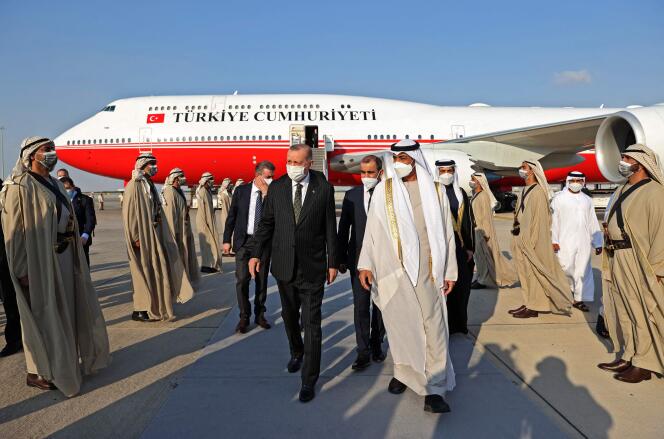 Le président turc Recep Tayyip Erdogan accueilli à l’aéroport d’Abou Dhabi, aux Emirats arabes unis, par Mohammed Ben Zayed, l’homme fort de la monarchie, le 14 février 2022. Photo fournie par le service de presse de la présidence turque.