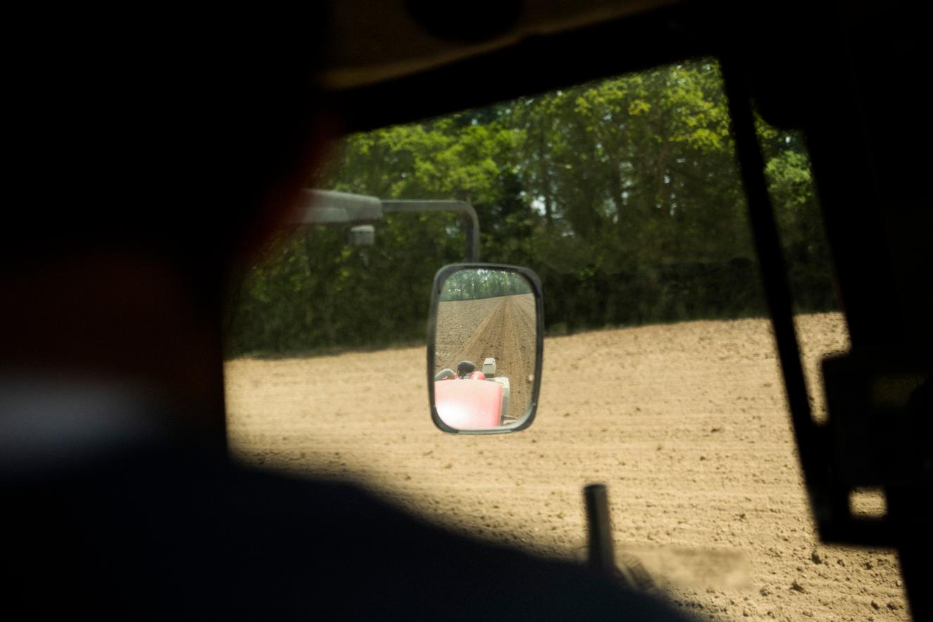 Une majorité de travailleurs agricoles en Europe ne portent pas d’équipement de protection individuelle lorsqu’ils manipulent des pesticides. Ici, dans le Calvados,en mai 2021.