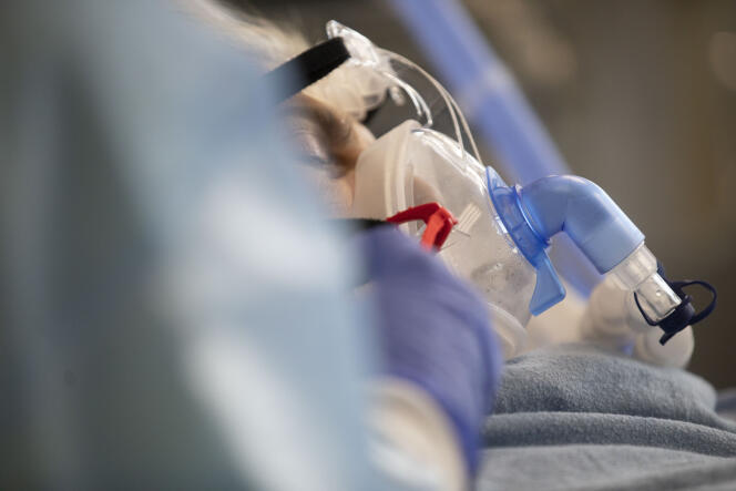 Un patient atteint du Covid-19 hospitalisé en soins intensifs au CHU de Strasbourg, le 13 janvier 2022.