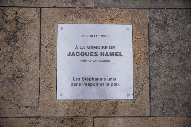 Une stèle installée à l’extérieur de l’église où le père Hamel a été assassiné en juillet 2016, à Saint-Etienne-du-Rouvray (Seine-Maritime), le 10 février 2022.