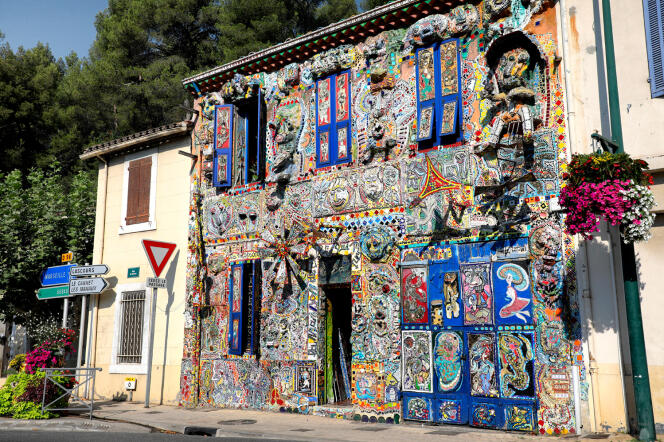 La façade de la maison de Danielle Jacqui ornée de céramique, à Roquevaire (Bouches-du-Rhône), en août 2018.