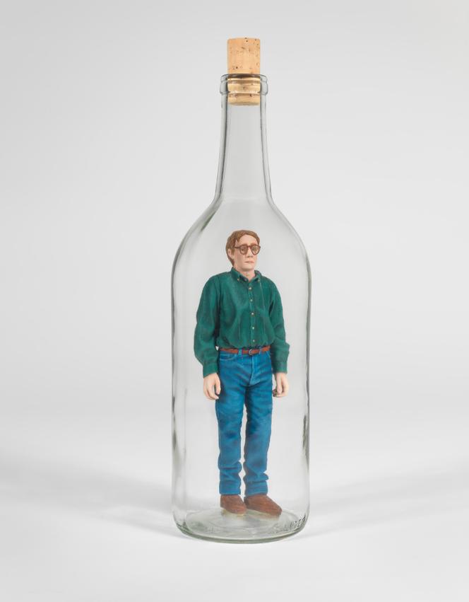 « Puzzle Bottle » (1995), de Charles Ray. Verre, bois peint, liège (34 cm × 10 cm).