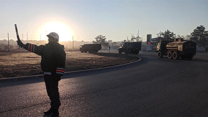 Camiones rusos saliendo de Crimea, el miércoles 16 de febrero, en una foto publicada por el Ministerio de Defensa ruso.