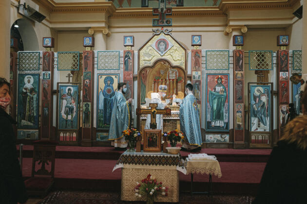 Mgr Hlib Lonchyna conduit la cérémonie de la présentation de Jésus au temple, dans la cathédrale Saint-Vladimir-le-Grand, à Paris, le 15 février 2022.