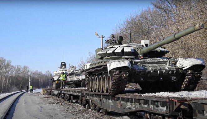 Capture d'Cran dune video service presse du ministre de la defense russse montrant des chars sur des trains quittant la frontier ukrainienne, 16 fivrier 2022.