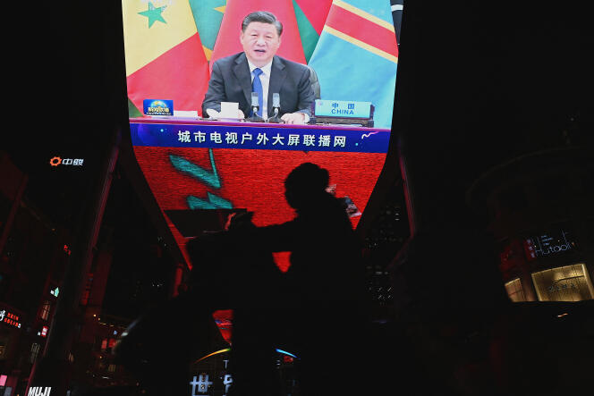 Le président chinois Xi Xinping, lors d’une cérémonie d’ouverture d’un sommet Chine-Afrique, vu sur un écran à Pékin, le 30 novembre 2021.