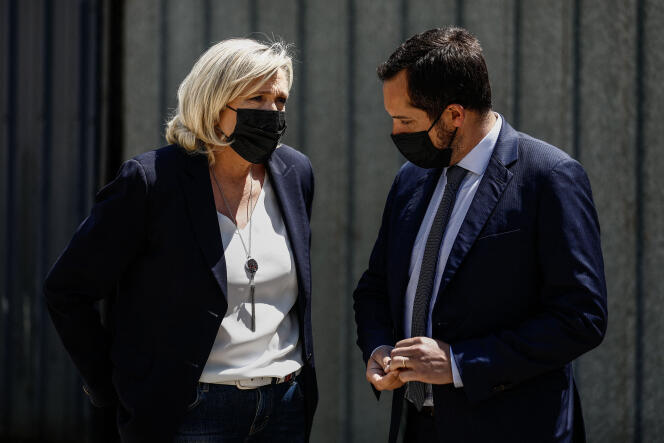 La candidate à l’élection présidentielle Marine Le Pen en conversation avec Nicolas Bay à Nesle-Hodeng (Seine-Maritime) le 7 juin 2021.