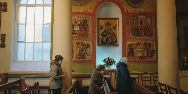 Les fidèles de la Cathédrale Saint Volodymyr se recueillent durant la cérémonie de la présentation de Jésus au temple, à Paris, le 15 février 2022.