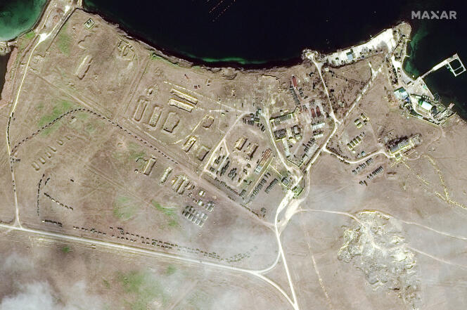 Image-satellite du lac Donuzlav, en Crimée, diffusée par Maxar Technologies, montrant des équipements militaires, le 15 février 2022.