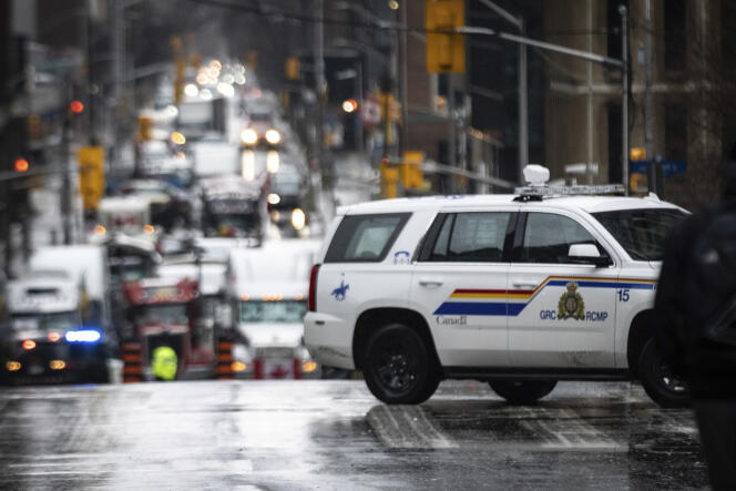 Un véhicule de police passe devant un blocage près du Parlement canadien, le 17 février, à Ottawa.