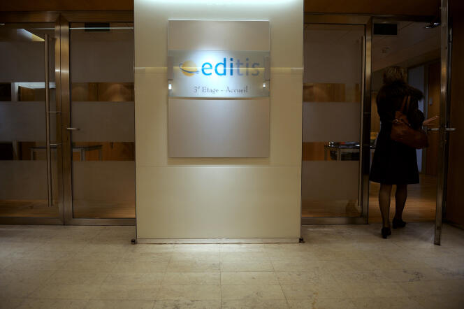 Devant les bureaux d'Editis, a Parigi, en 2008.